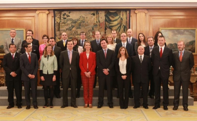 Fotografía de grupo de Su Alteza Real la Infanta Doña Elena con una representación de los organizadores y colaboradores de la XIII edición de la campa